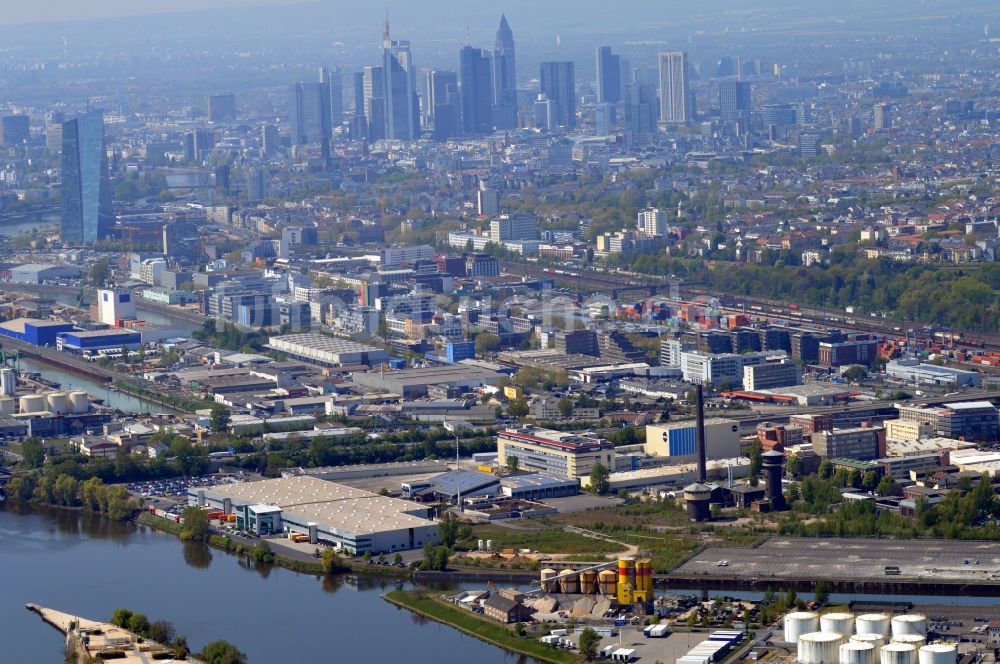 Luftaufnahme Frankfurt am Main - Industrie- und Gewerbegebiet Fechenheim am Ufer des Main in Frankfurt am Main im Bundesland Hessen