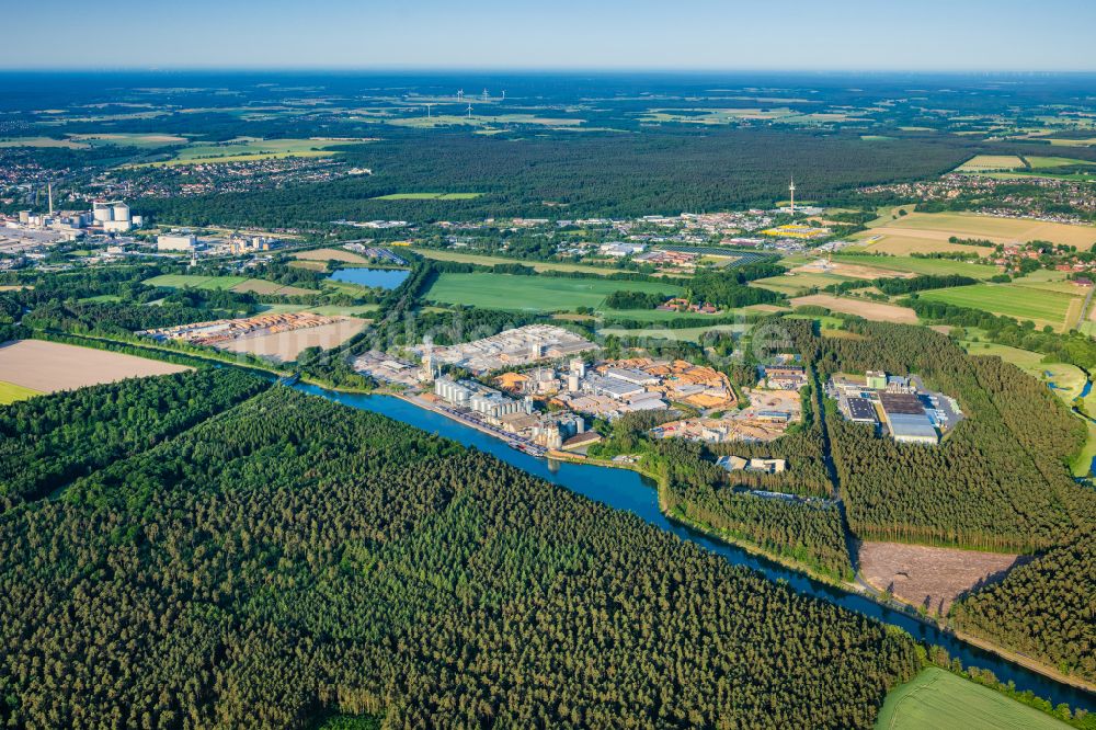 Uelzen von oben - Industrie- und Gewerbegebiet am Fluss der Ilmenau in Uelzen im Bundesland Niedersachsen, Deutschland