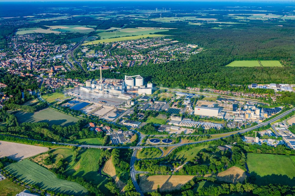 Luftaufnahme Uelzen - Industrie- und Gewerbegebiet am Fluss der Ilmenau in Uelzen im Bundesland Niedersachsen, Deutschland