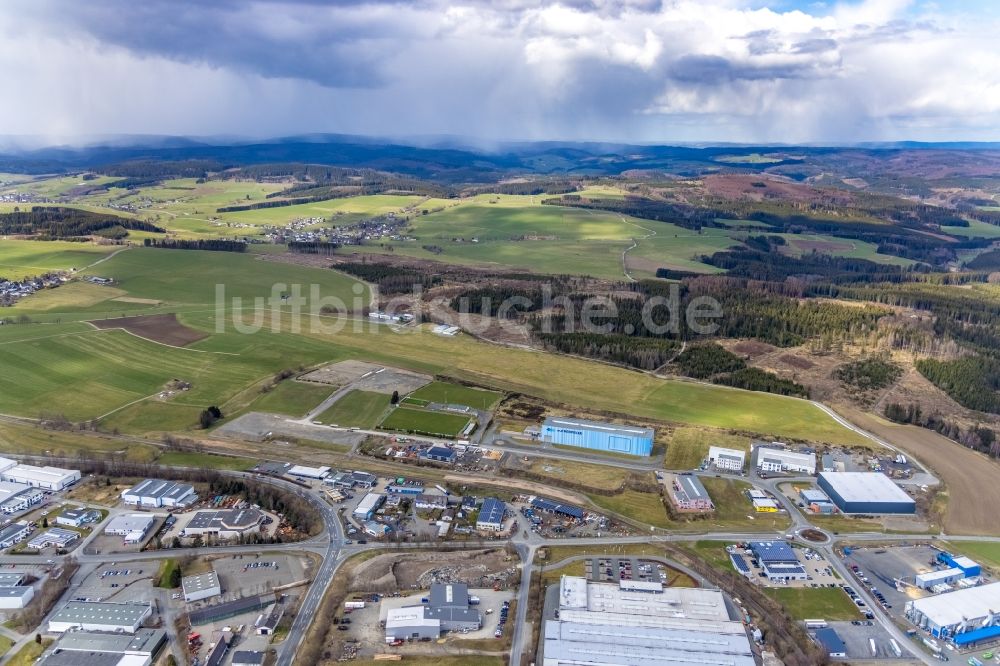 Erndtebrück aus der Vogelperspektive: Industrie- und Gewerbegebiet Hauptstraße - Jägersgrund im Ortsteil Leimstruth in Erndtebrück im Bundesland Nordrhein-Westfalen, Deutschland