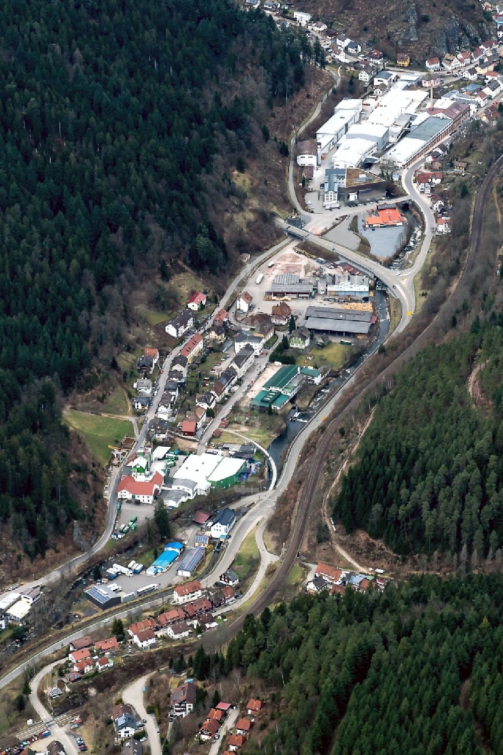 Hornberg von oben - Industrie- und Gewerbegebiet in Hornberg im Bundesland Baden-Württemberg, Deutschland