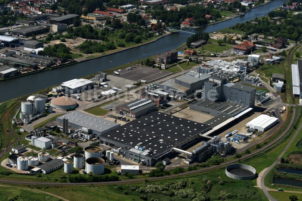 Luftaufnahme Genthin - Industrie- und Gewerbegebiet Industriepark Waschmittelwerk am Elbe-Havel-Kanal im Norden von Genthin im Bundesland Sachsen-Anhalt