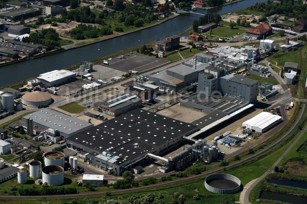 Genthin von oben - Industrie- und Gewerbegebiet Industriepark Waschmittelwerk am Elbe-Havel-Kanal im Norden von Genthin im Bundesland Sachsen-Anhalt