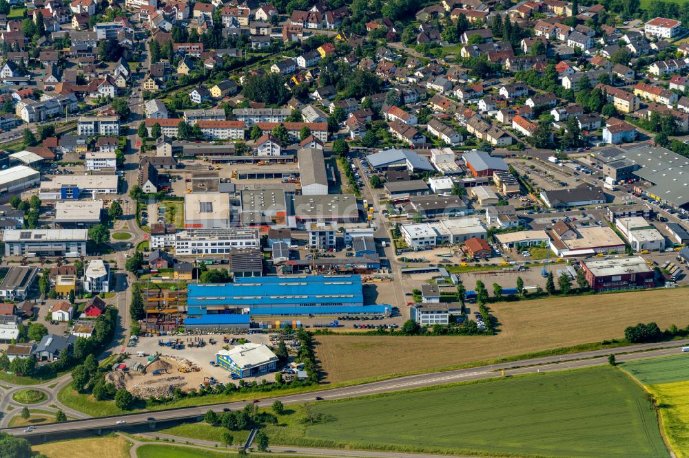 Luftaufnahme Kirchzarten - Industrie- und Gewerbegebiet in Kirchzarten im Bundesland Baden-Württemberg, Deutschland