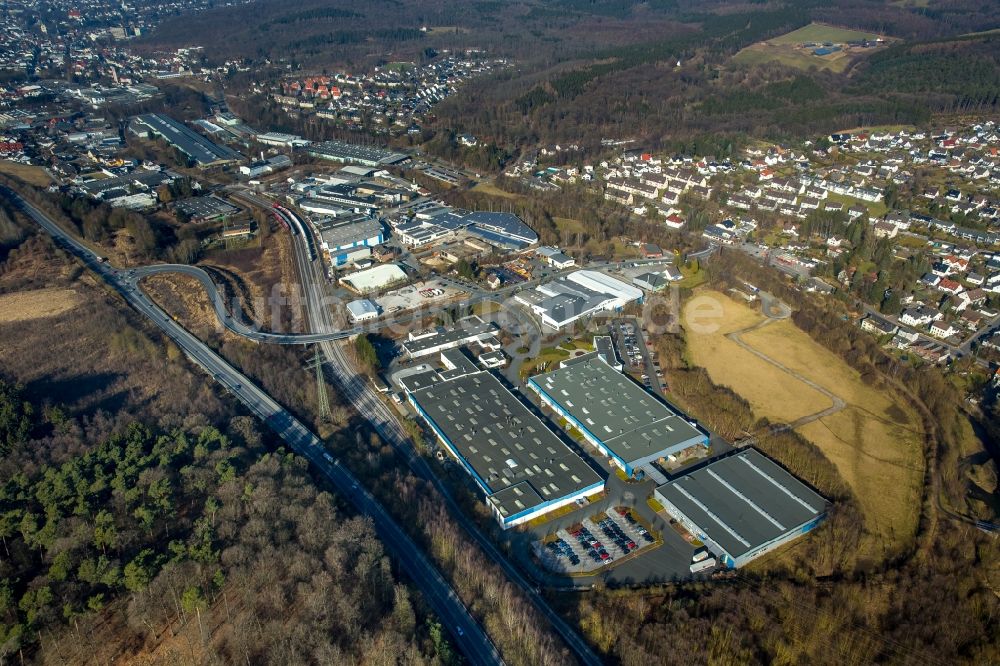 Menden (Sauerland) aus der Vogelperspektive: Industrie- und Gewerbegebiet in Menden (Sauerland) im Bundesland Nordrhein-Westfalen, Deutschland