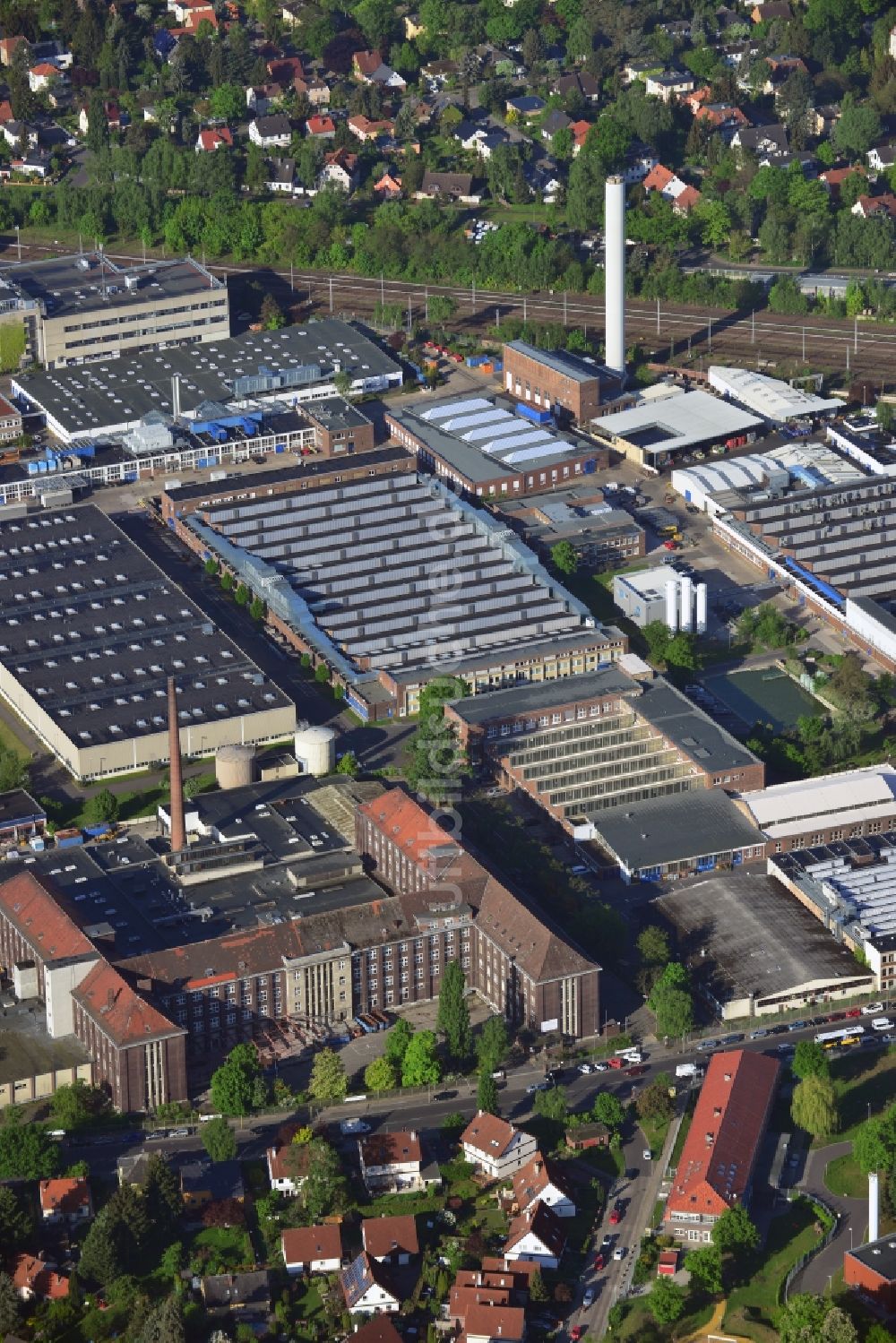 Luftaufnahme Berlin - Industrie- und Gewerbegebiet des Mercedes-Benz Werk in Berlin