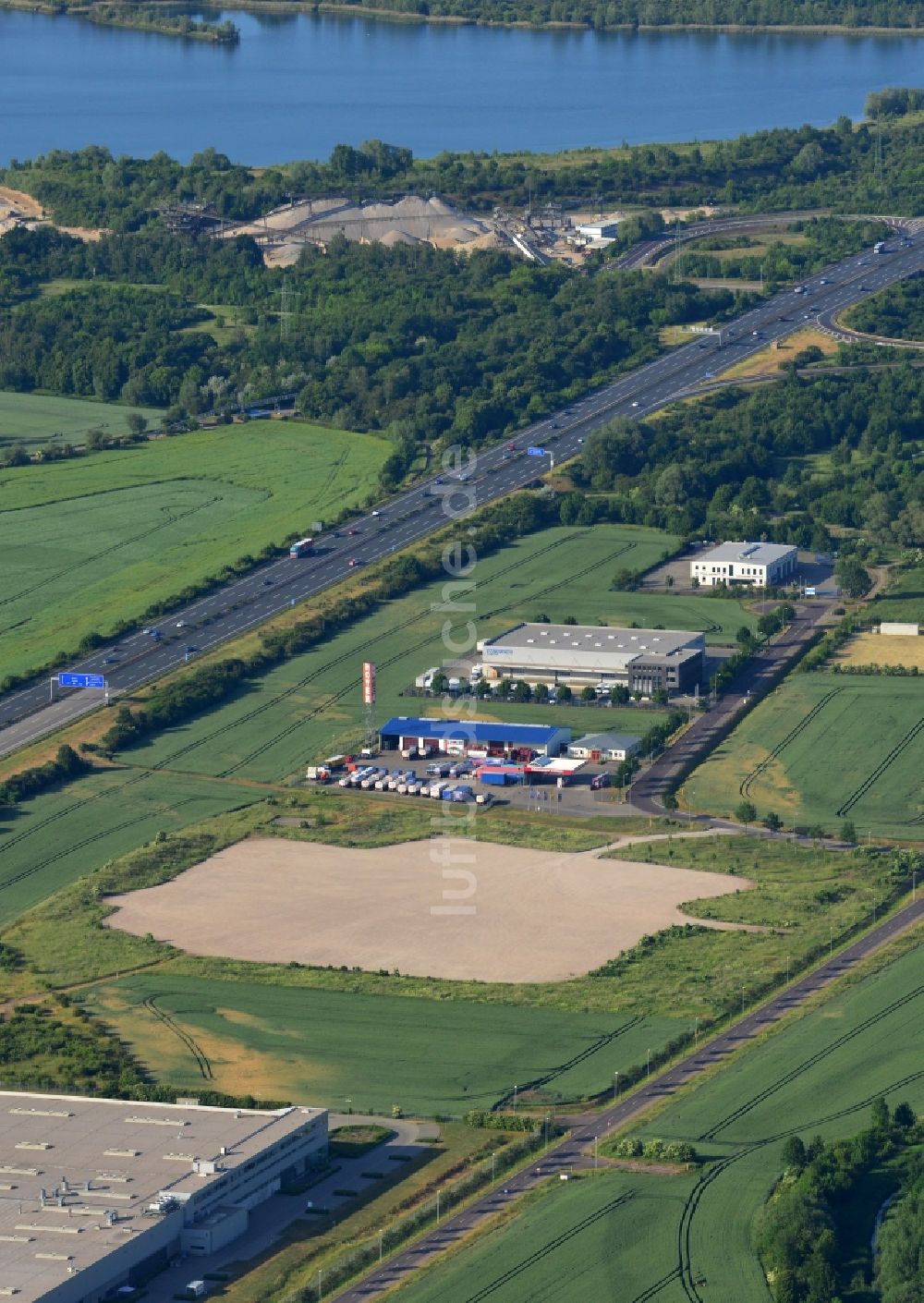 Magdeburg von oben - Industrie- und Gewerbegebiet an der A2 im Norden von Magdeburg im Bundesland Sachsen-Anhalt