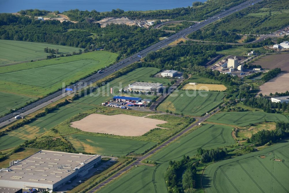 Magdeburg aus der Vogelperspektive: Industrie- und Gewerbegebiet an der A2 im Norden von Magdeburg im Bundesland Sachsen-Anhalt