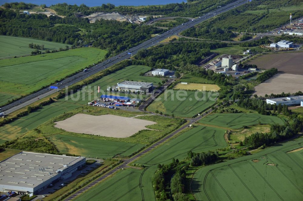 Magdeburg von oben - Industrie- und Gewerbegebiet an der A2 im Norden von Magdeburg im Bundesland Sachsen-Anhalt