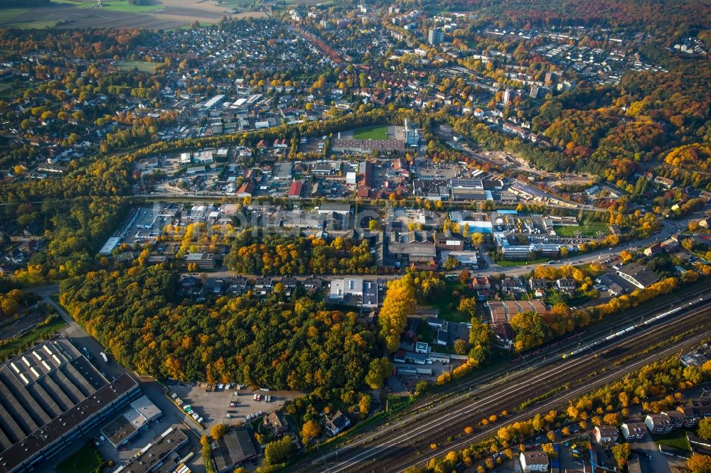 Gladbeck von oben - Industrie- und Gewerbegebiet nördlich von Bahngleisen und der Möllerstraße im Westen des herbstlichen Gladbeck im Bundesland Nordrhein-Westfalen