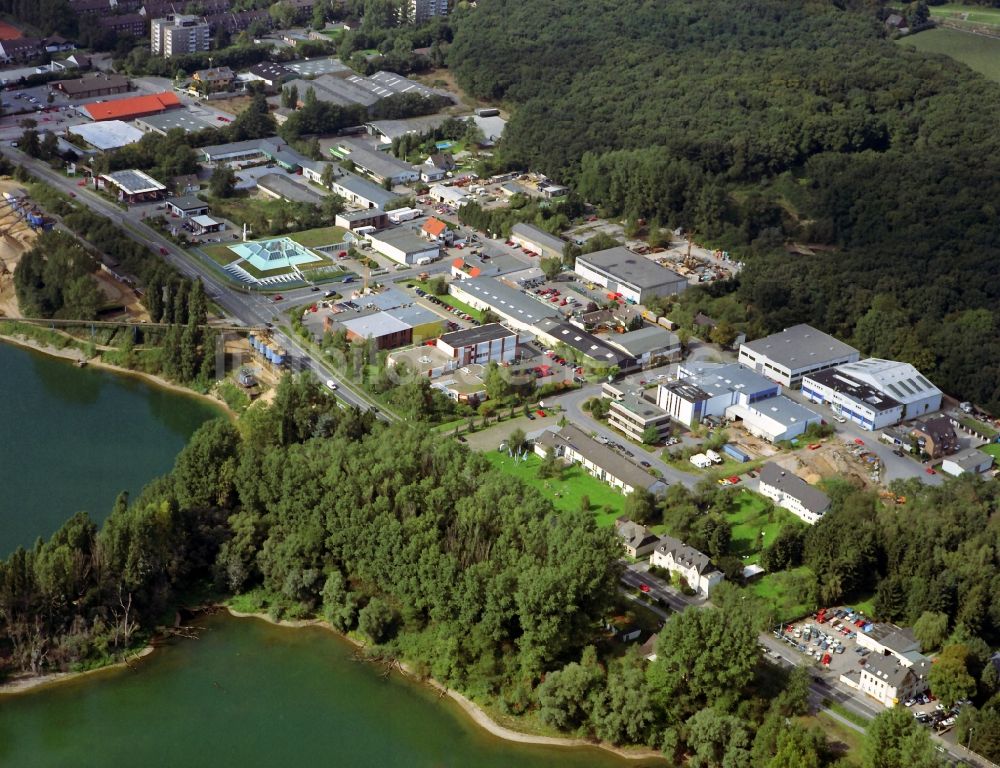 Monheim von oben - Industrie- und Gewerbegebiet an der Opladener Straße am Monheimer Baggersee Nord-Ost in Nordrhein-Westfalen