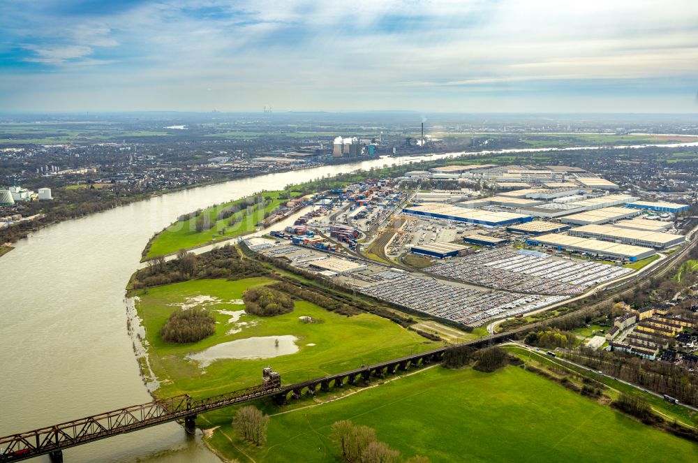 Duisburg von oben - Industrie- und Gewerbegebiet im Ortsteil Friemersheim in Duisburg im Bundesland Nordrhein-Westfalen, Deutschland