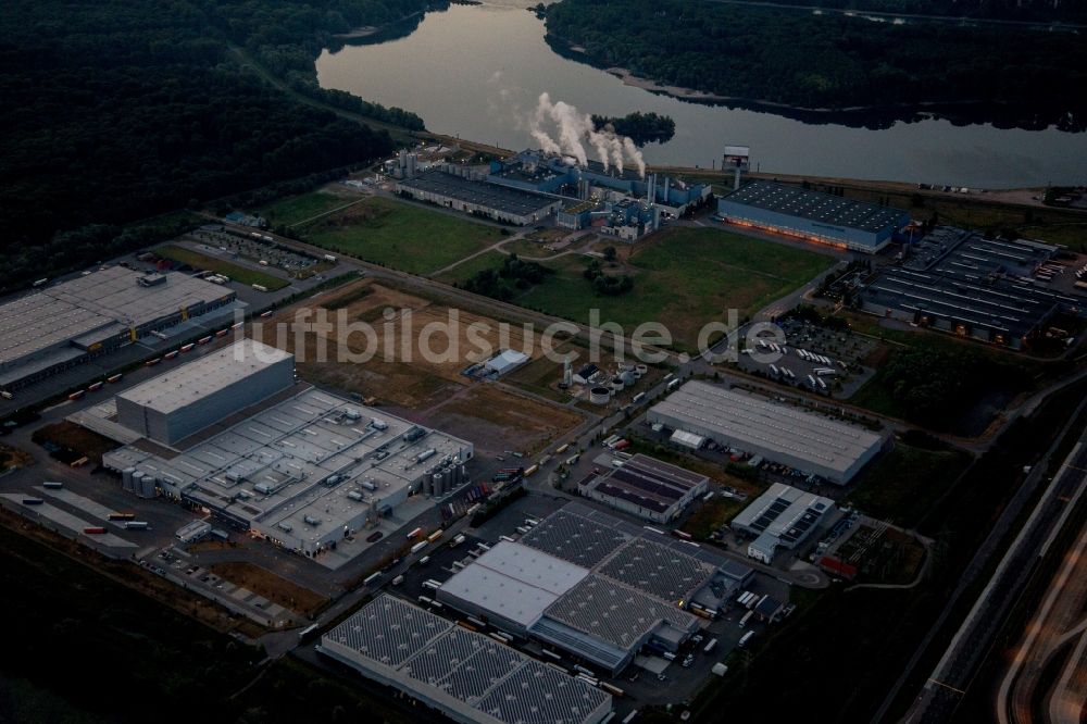 Wörth am Rhein aus der Vogelperspektive: Industrie- und Gewerbegebiet im Ortsteil Industriegebiet Wörth-Oberwald in Wörth am Rhein im Bundesland Rheinland-Pfalz, Deutschland