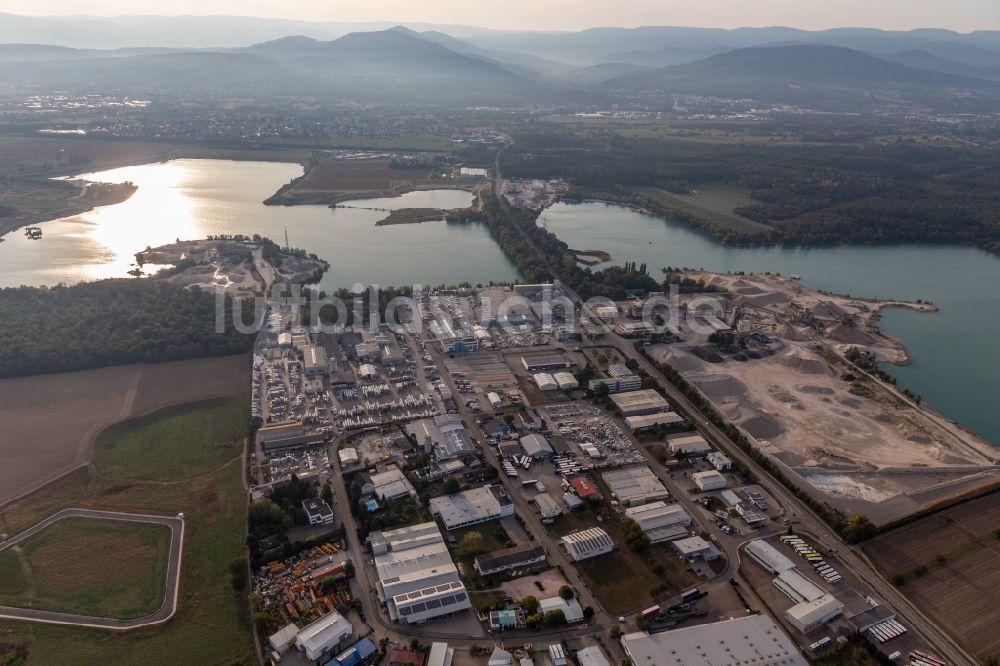 Luftbild Iffezheim - Industrie- und Gewerbegebiet Ost am Kühlsee mit ELMAKO GmbH & Co. KG, Kronimus AG Betonsteinwerk, IKE Iffezheimer Kies- und Edelsplittwerk Max Kern GmbH & Co. KG,BKG Transportbeton GmbH + Co. KG und SWA Südwest Asphalt GmbH & Co. KG in Iffezheim im Bundes