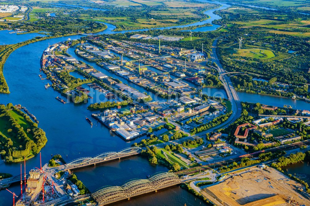 Hamburg aus der Vogelperspektive: Industrie- und Gewerbegebiet an der Peutestraße - Hovestraße - Müggenburger Hauptdeich im Ortsteil Veddel in Hamburg, Deutschland