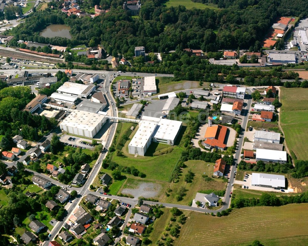 Luftaufnahme Felsenkeller - Industrie- und Gewerbegebiet am Rande von landwirtschaftlichen Feldern in Felsenkeller im Bundesland Hessen, Deutschland