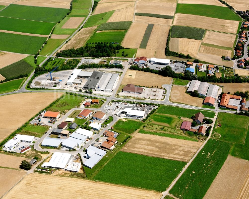 Luftaufnahme Massenbach - Industrie- und Gewerbegebiet am Rande von landwirtschaftlichen Feldern in Massenbach im Bundesland Baden-Württemberg, Deutschland