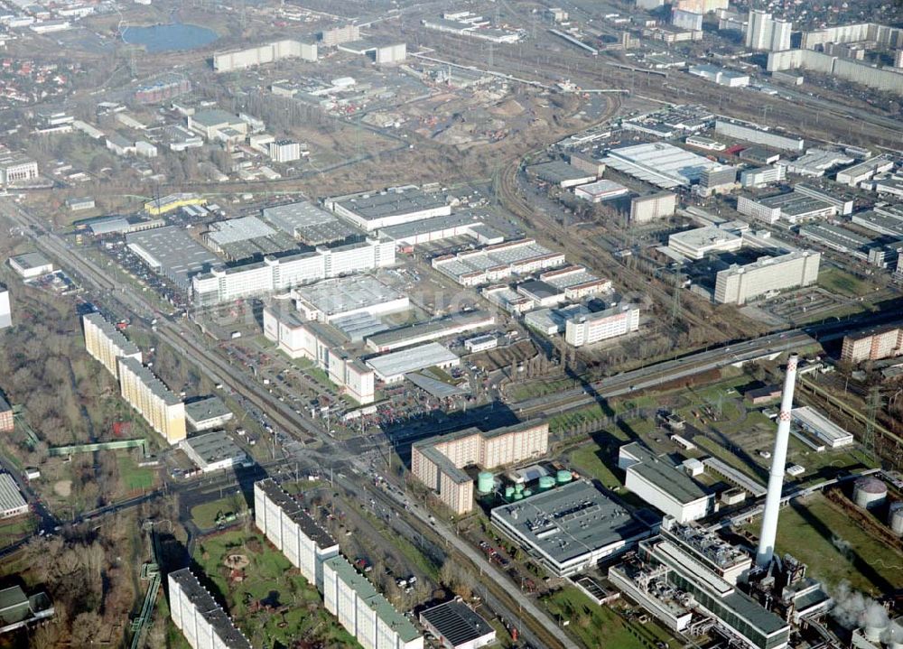 Berlin - Lichtenberg aus der Vogelperspektive: Industrie - und Gewerbegebiet an der Rhinstraße in Berlin - Lichtenberg.