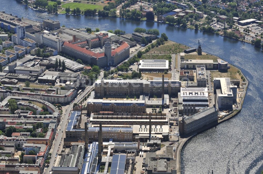 Berlin aus der Vogelperspektive: Industrie- und Gewerbegebiet am Ufer der Spree in Schöneweide in Berlin