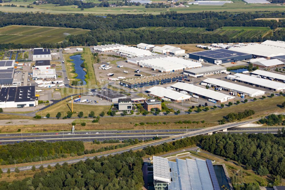 Venlo aus der Vogelperspektive: Industrie- und Gewerbegebiet in Venlo in Limburg, Niederlande