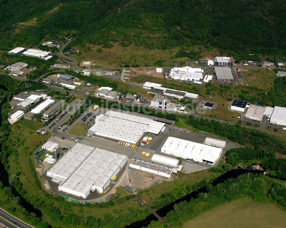 Georg-Weierbach aus der Vogelperspektive: Industrie- und Gewerbegebiet am Waldrand in Georg-Weierbach im Bundesland Rheinland-Pfalz, Deutschland