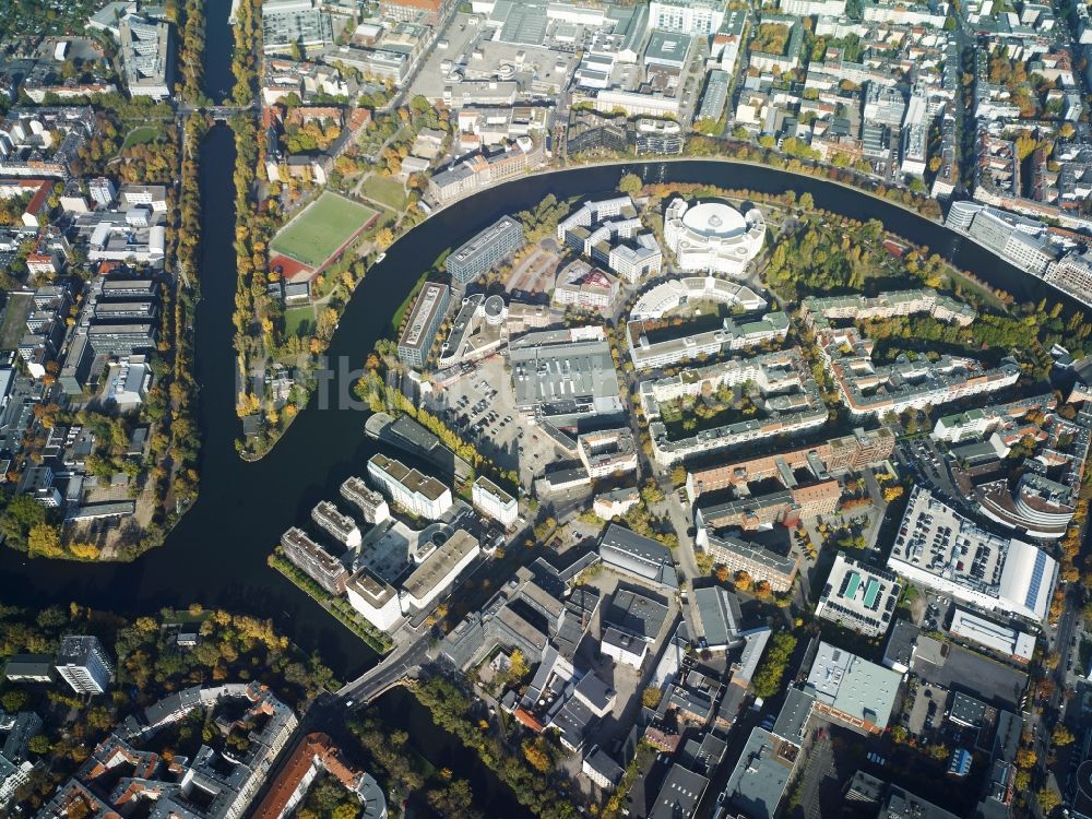 Berlin von oben - Industrie- und Gewerbegebiete entlang des Spreebogen am Flußufer mit dem Gebäude des Fraunhofer-Institut im Stadtteil Charlottenburg in Berlin