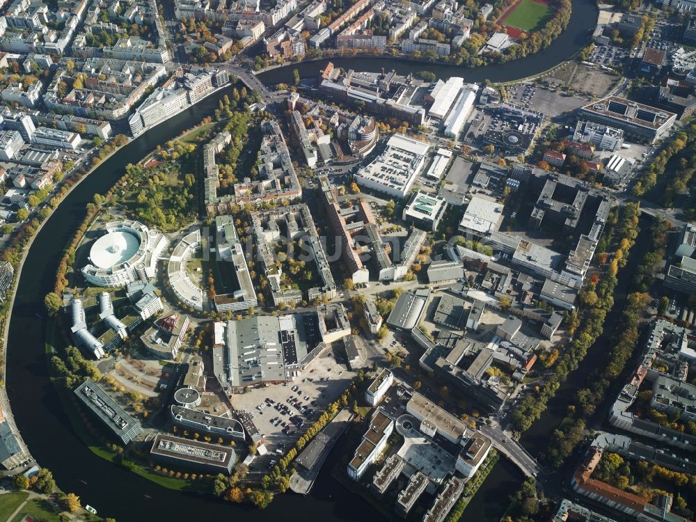 Berlin aus der Vogelperspektive: Industrie- und Gewerbegebiete entlang des Spreebogen am Flußufer mit dem Gebäude des Fraunhofer-Institut im Stadtteil Charlottenburg in Berlin