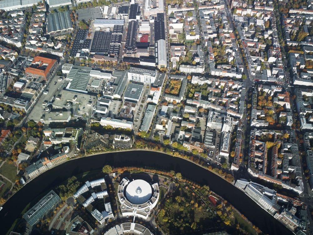 Luftbild Berlin - Industrie- und Gewerbegebiete entlang des Spreebogen am Flußufer mit dem Gebäude des Fraunhofer-Institut im Stadtteil Charlottenburg in Berlin