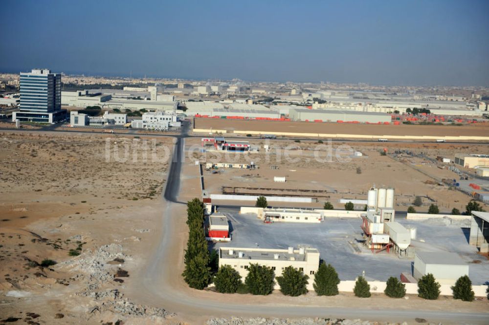 Ras Al Khaimah von oben - Industrie- und Gewerbegebiete an der Freihandelszone Ras Al Khaimah nahe Al Hamra Village