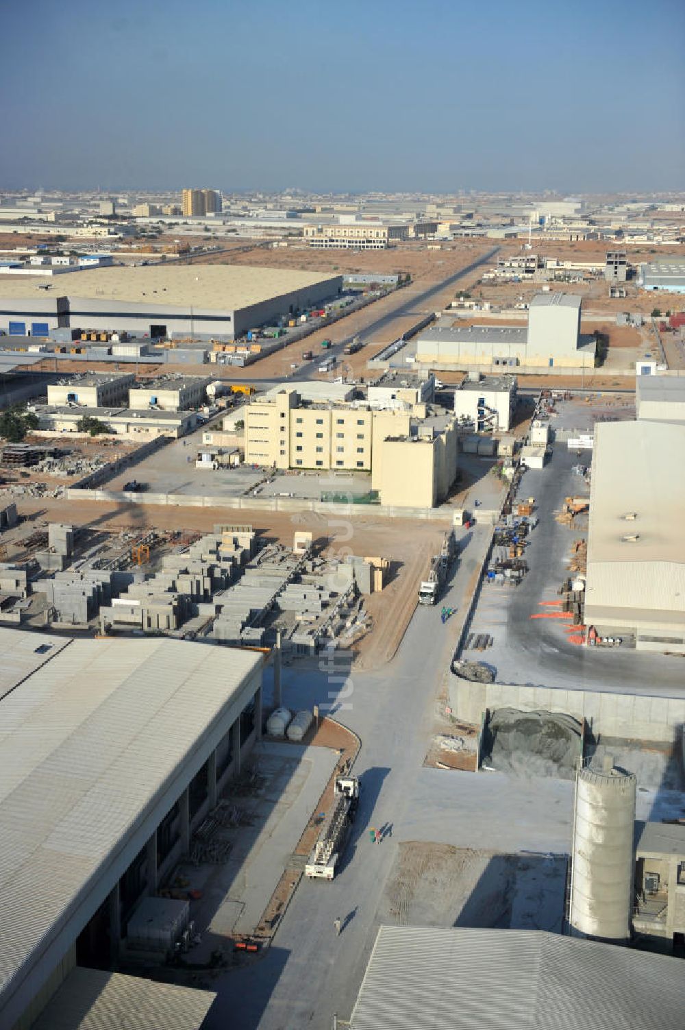 Luftaufnahme Ras Al Khaimah - Industrie- und Gewerbegebiete an der Freihandelszone Ras Al Khaimah nahe Al Hamra Village