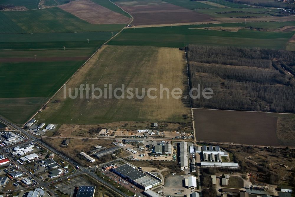 Luftaufnahme Aschersleben - Industrie- und Gewerbegebiete Güstener Straße am Flugplatz in Aschersleben im Bundesland Sachsen-Anhalt