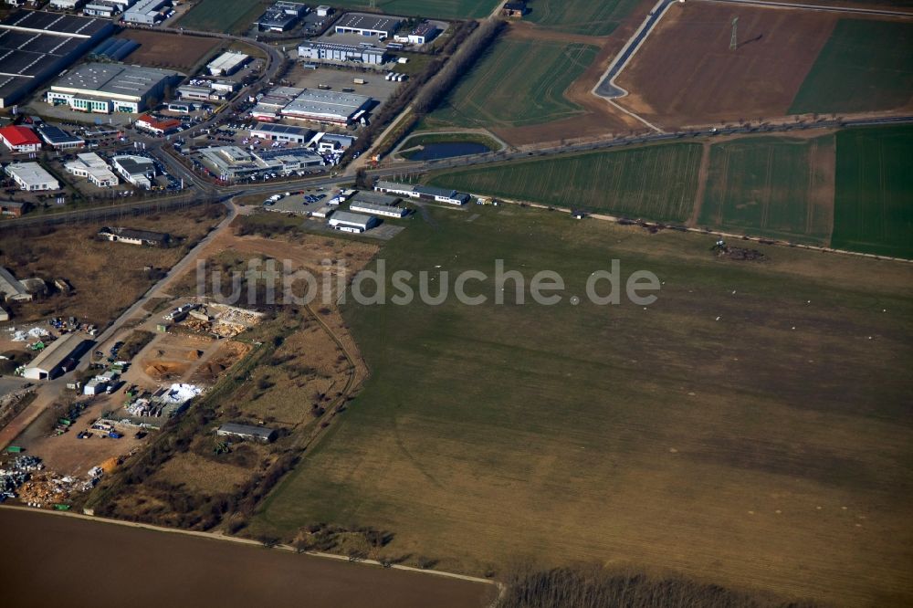 Luftbild Aschersleben - Industrie- und Gewerbegebiete Güstener Straße am Flugplatz in Aschersleben im Bundesland Sachsen-Anhalt