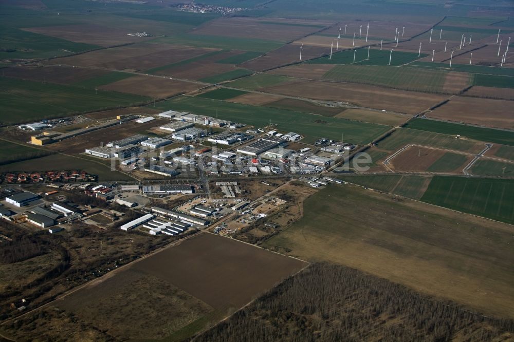 Luftaufnahme Aschersleben - Industrie- und Gewerbegebiete Güstener Straße am Flugplatz in Aschersleben im Bundesland Sachsen-Anhalt