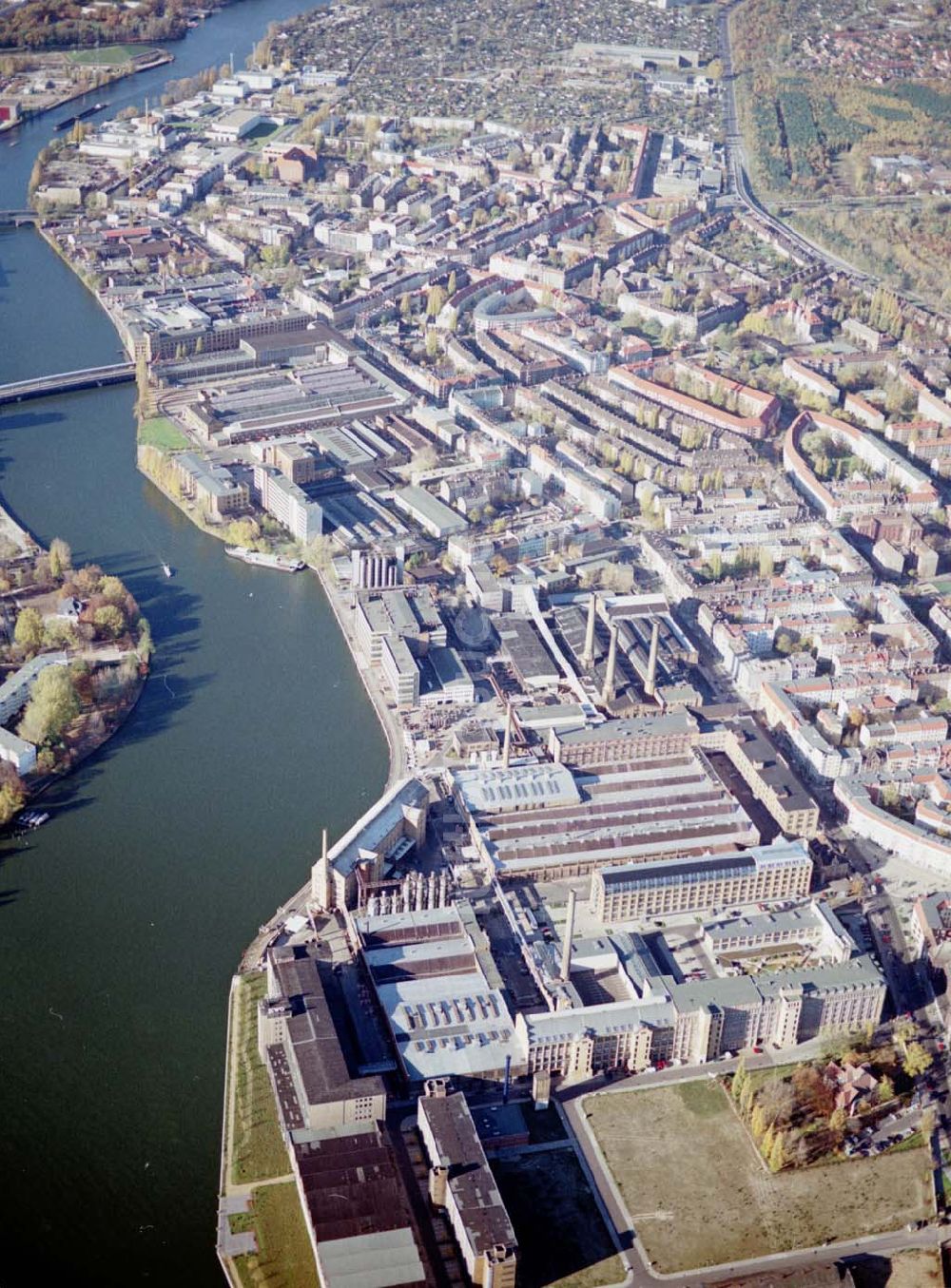 Berlin - Oberschöneweide von oben - Industrie- und Wohngebiet Oberschöneweide.