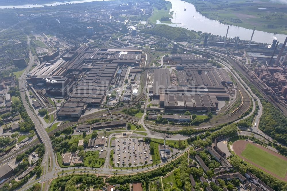 Luftaufnahme Duisburg Marxloh - Industrieanlagen im Industriegebiet der Kokerei Schwelgern mit dem ThyssenKrupp-Stahlwerk im Stadtteil Marxloh in Duisburg in Nordrhein-Westfalen