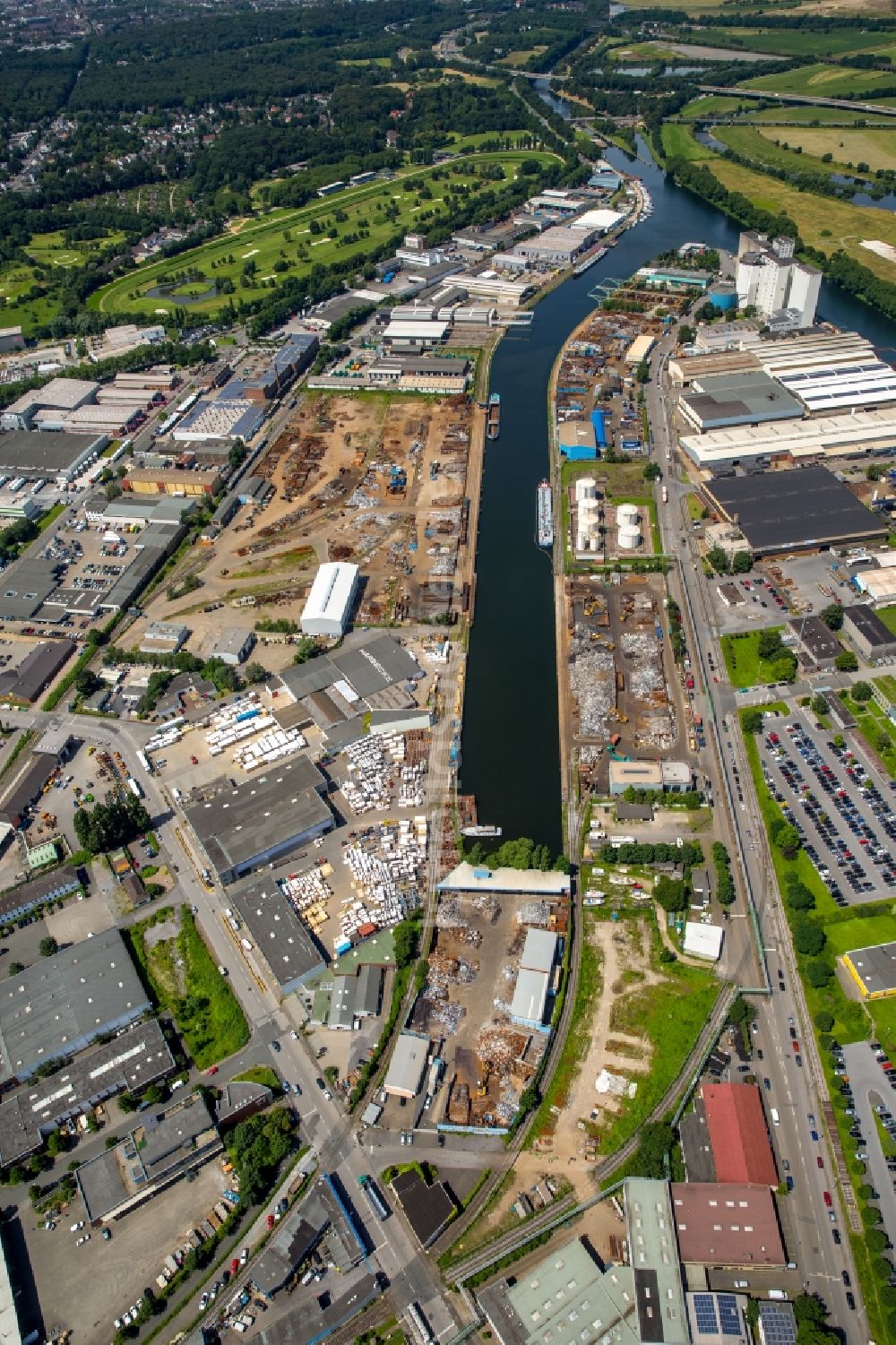 Luftaufnahme Mülheim an der Ruhr - Industrieanlagen und Schiffs- Anlegestellen mit Verlade- Terminals am Binnenhafen in Mülheim an der Ruhr im Bundesland Nordrhein-Westfalen