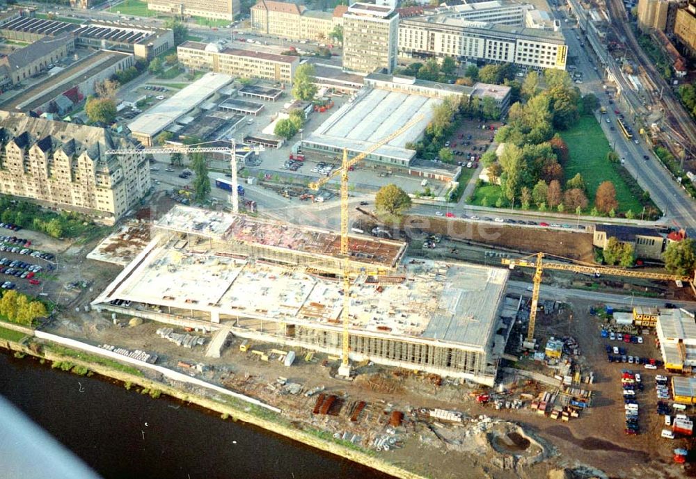 Luftbild Dresden - Industriebaustelle am Elbufer der Dresdner Altstadt, mit Blick auf die alten Speicher 11.10.2002