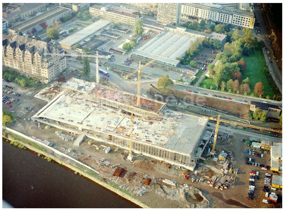 Luftaufnahme Dresden - Industriebaustelle am Elbufer der Dresdner Altstadt, mit Blick auf die alten Speicher 11.10.2002