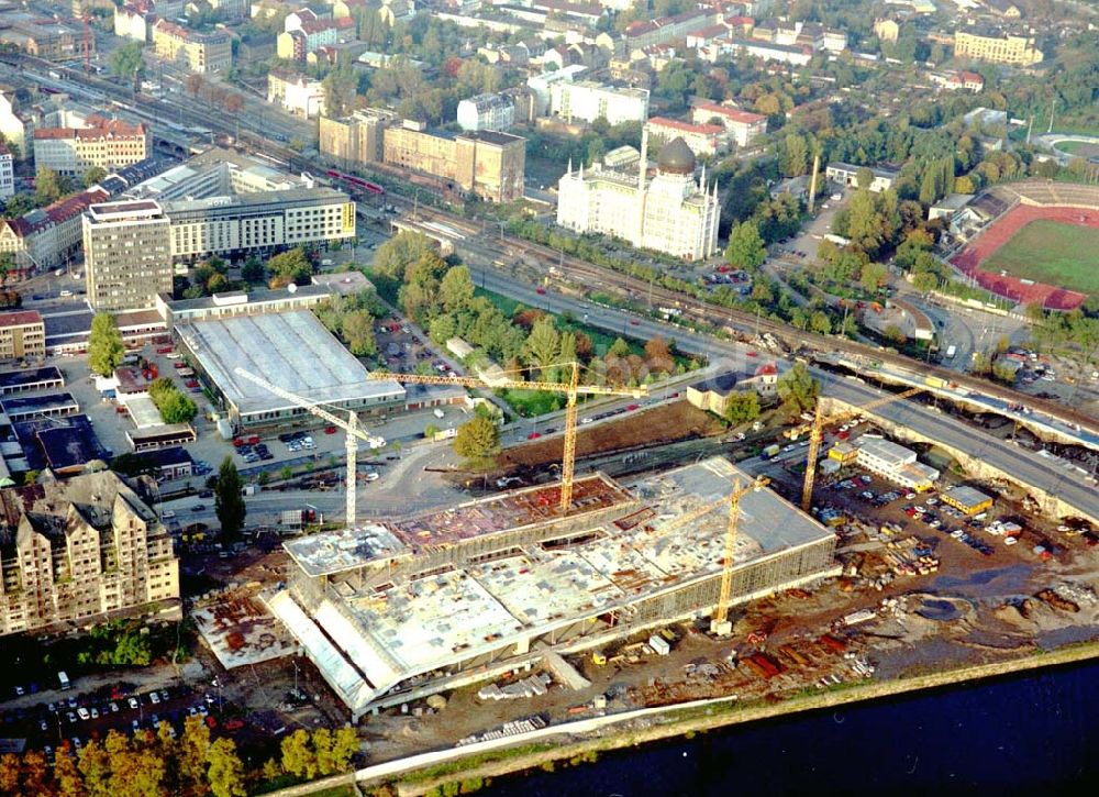 Dresden aus der Vogelperspektive: Industriebaustelle am Elbufer der Dresdner Altstadt, mit Blick auf die Dresdner Moscheé ( ehemals Dresdner Tabackkontor ) 11