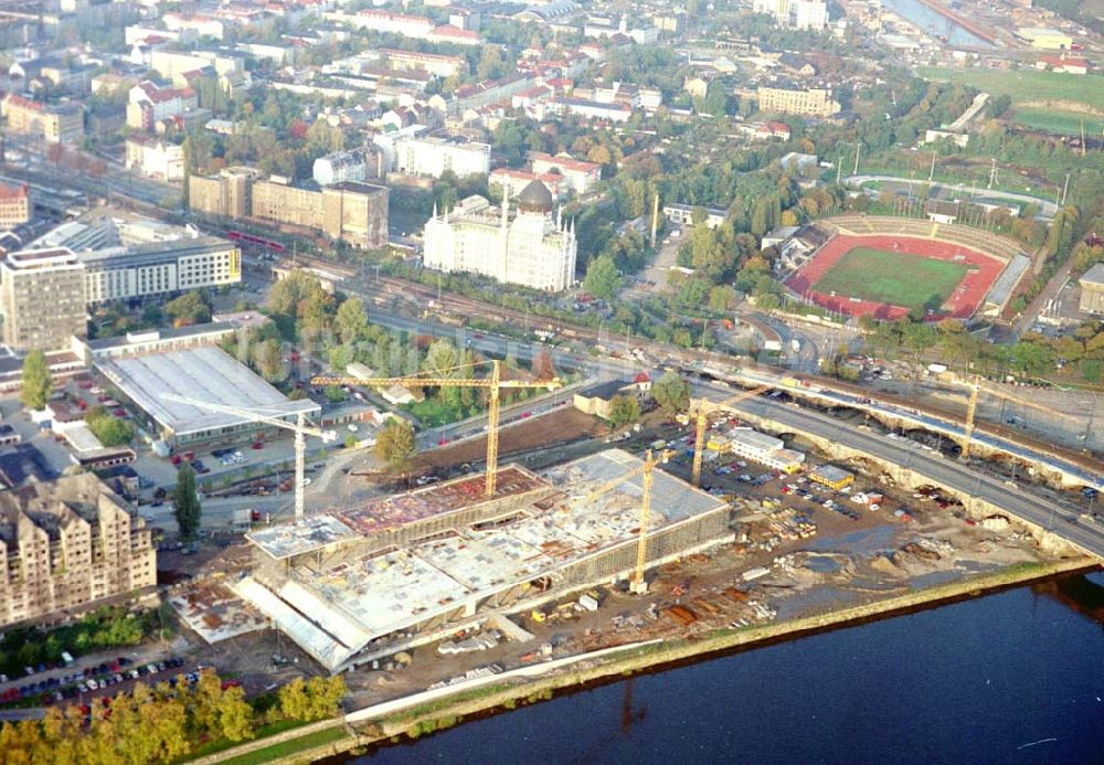 Dresden von oben - Industriebaustelle am Elbufer der Dresdner Altstadt, mit Blick auf die Dresdner Moscheé ( ehemals Dresdner Tabakkontor ) und Blick auf das Dresdener Heinz-Steyer-Stadion am Ostragehege