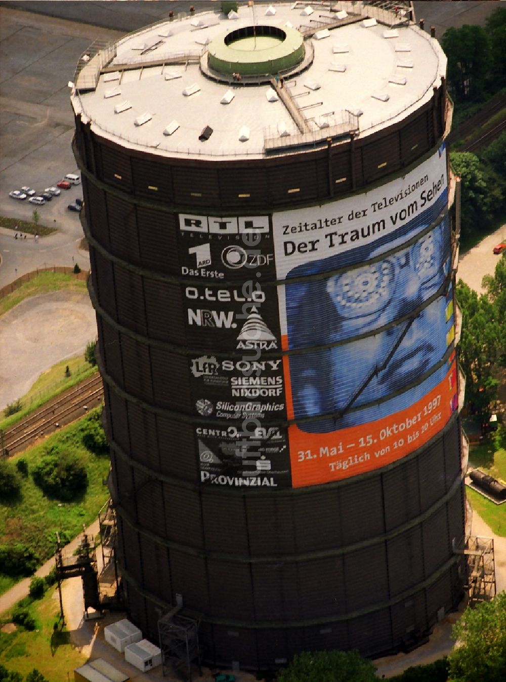 Oberhausen aus der Vogelperspektive: Industriedenkmal Gasometer Oberhausen in der Arenastraße in Oberhausen im Bundesland Nordrhein-Westfalen