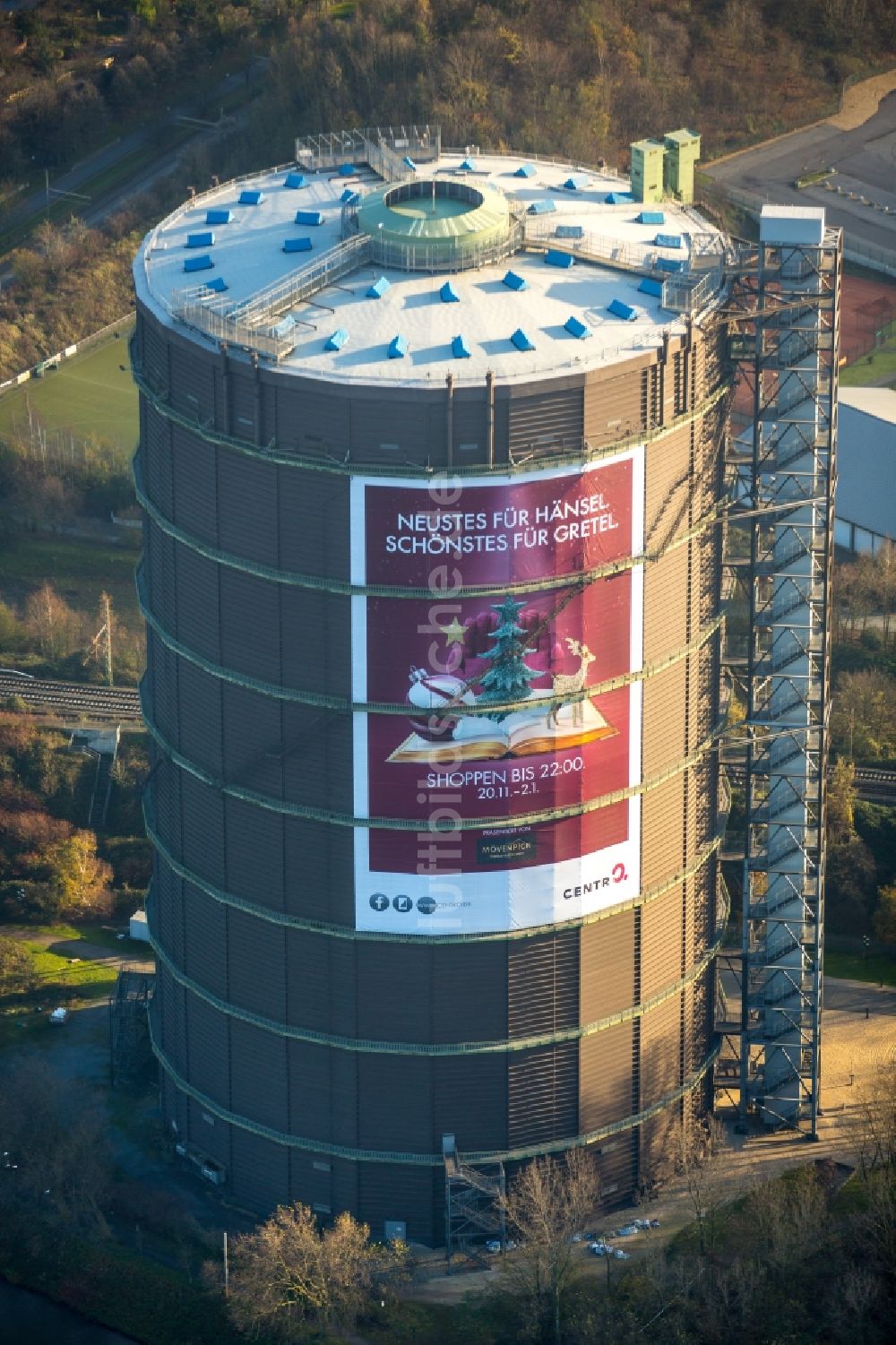 Luftaufnahme Oberhausen - Industriedenkmal Gasometer Oberhausen in der Arenastraße in Oberhausen im Bundesland Nordrhein-Westfalen