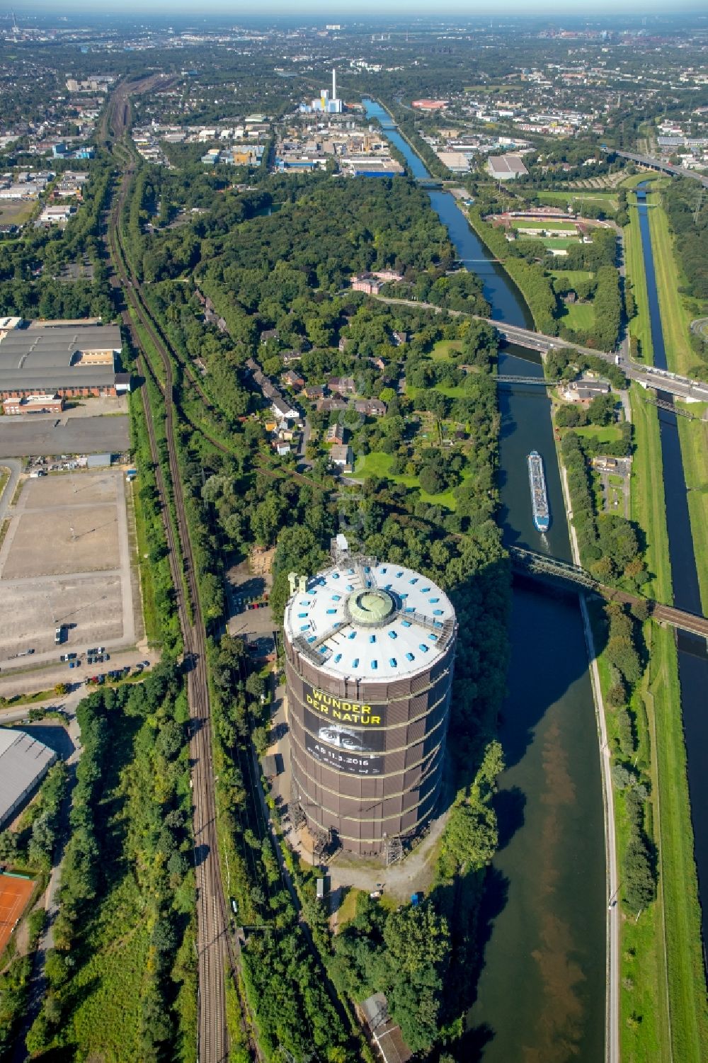 Luftaufnahme Oberhausen - Industriedenkmal Gasometer Oberhausen in der Arenastraße in Oberhausen im Bundesland Nordrhein-Westfalen