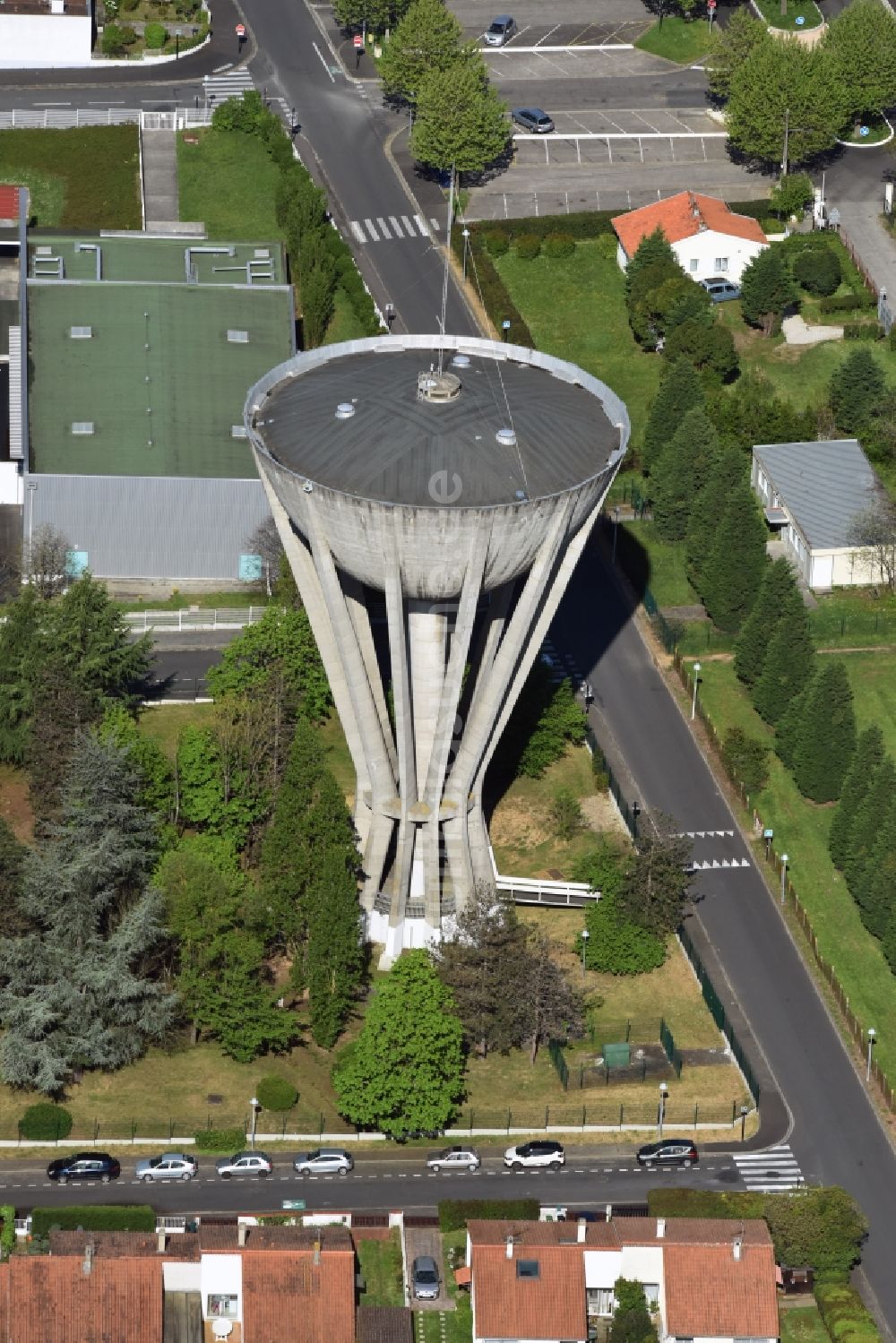 Artigues-pres-Bordeaux aus der Vogelperspektive: Industriedenkmal Wasserturm in Artigues-pres-Bordeaux in Aquitaine Limousin Poitou-Charentes, Frankreich