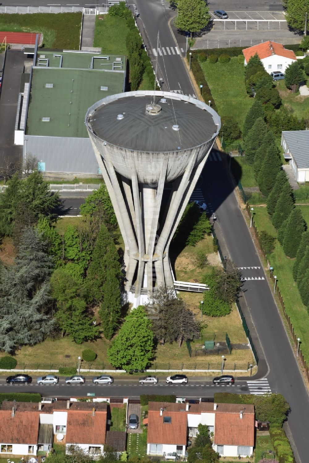 Luftbild Artigues-pres-Bordeaux - Industriedenkmal Wasserturm in Artigues-pres-Bordeaux in Aquitaine Limousin Poitou-Charentes, Frankreich