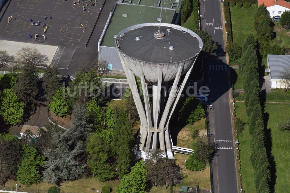 Luftaufnahme Artigues-pres-Bordeaux - Industriedenkmal Wasserturm in Artigues-pres-Bordeaux in Aquitaine Limousin Poitou-Charentes, Frankreich