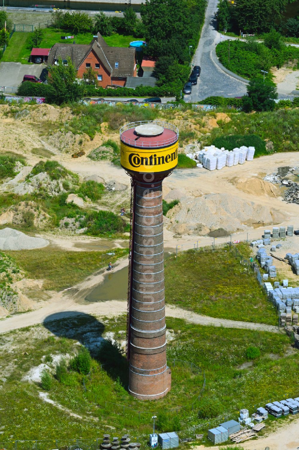 Luftaufnahme Hannover - Industriedenkmal Wasserturm Conti Turm in Hannover im Bundesland Niedersachsen, Deutschland