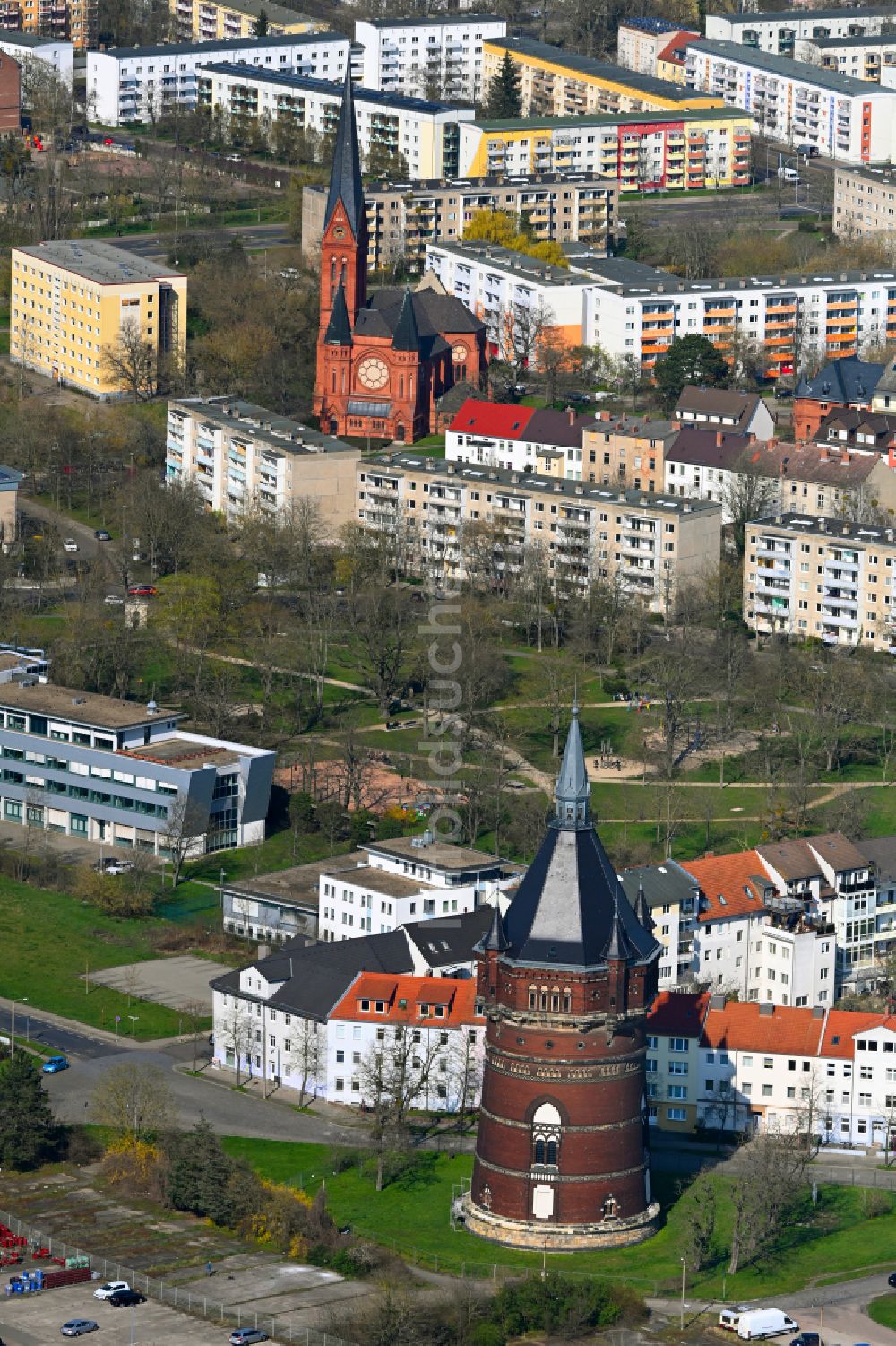 Dessau von oben - Industriedenkmal Wasserturm in Dessau im Bundesland Sachsen-Anhalt, Deutschland