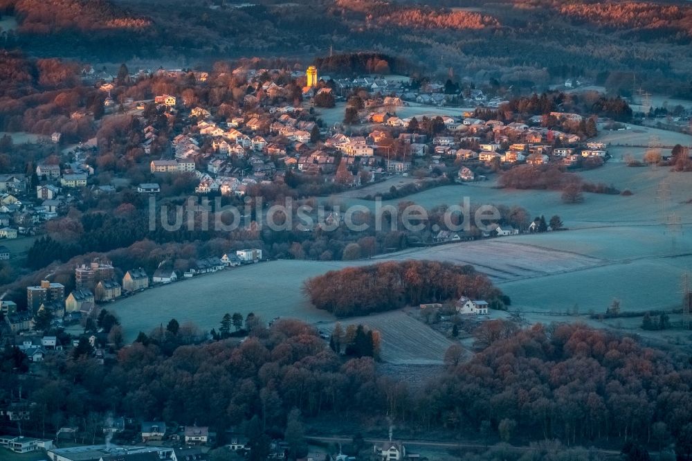 Luftaufnahme Witten - Industriedenkmal Wasserturm - gelb erstrahlend im Sonnenaufgang im Ortsteil Bommern in Witten im Bundesland Nordrhein-Westfalen