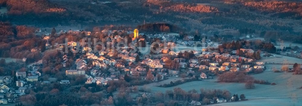 Witten von oben - Industriedenkmal Wasserturm - gelb erstrahlend im Sonnenaufgang im Ortsteil Bommern in Witten im Bundesland Nordrhein-Westfalen